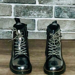 I’m selling a pair of preschool size 2 Dr. Marten boots.